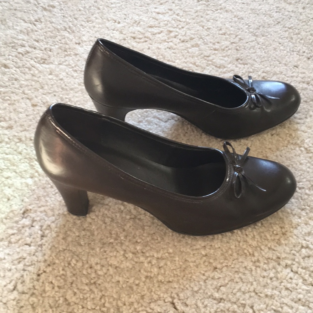 Brown classic pump